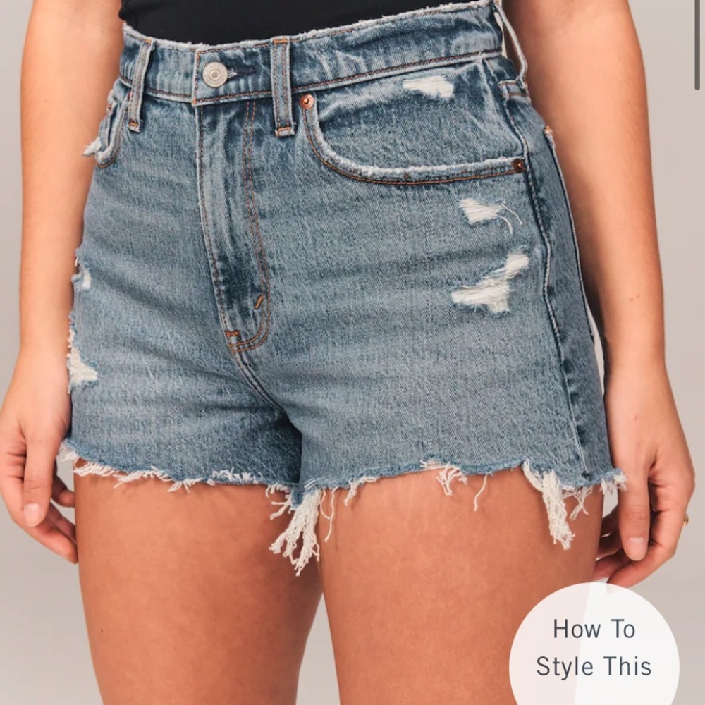 Abercrombie Curve Love High Rise Mom Shorts in Medium Ripped Wash